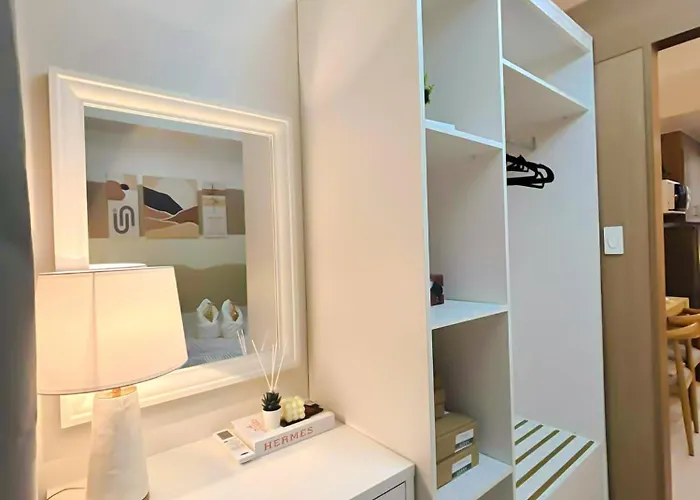 Apartment Scarlet Sanctuary Stand Out In Style L Wifi Netflix I Red Res B01 -2509 Manila