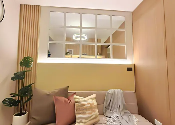 Scarlet Sanctuary Stand Out In Style L Wifi Netflix I Red Res B01 -2509 * Manila