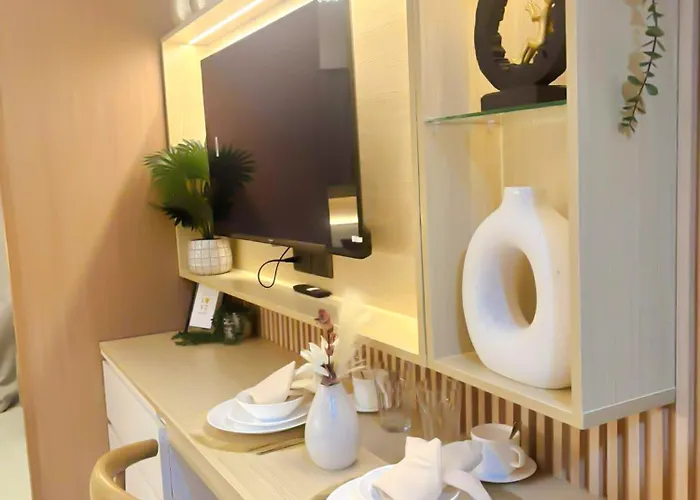 Apartment Scarlet Sanctuary Stand Out In Style L Wifi Netflix I Red Res B01 -2509 *