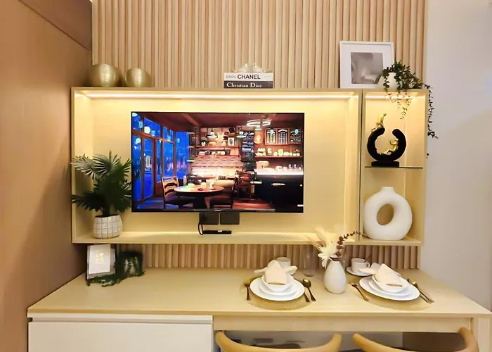 Scarlet Sanctuary Stand Out In Style L Wifi Netflix I Red Res B01 -2509 Apartment