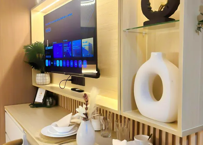 Apartment Scarlet Sanctuary Stand Out In Style L Wifi Netflix I Red Res B01 -2509 *
