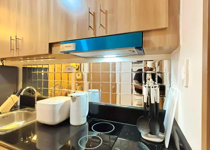 Apartment Scarlet Sanctuary Stand Out In Style L Wifi Netflix I Red Res B01 -2509 *